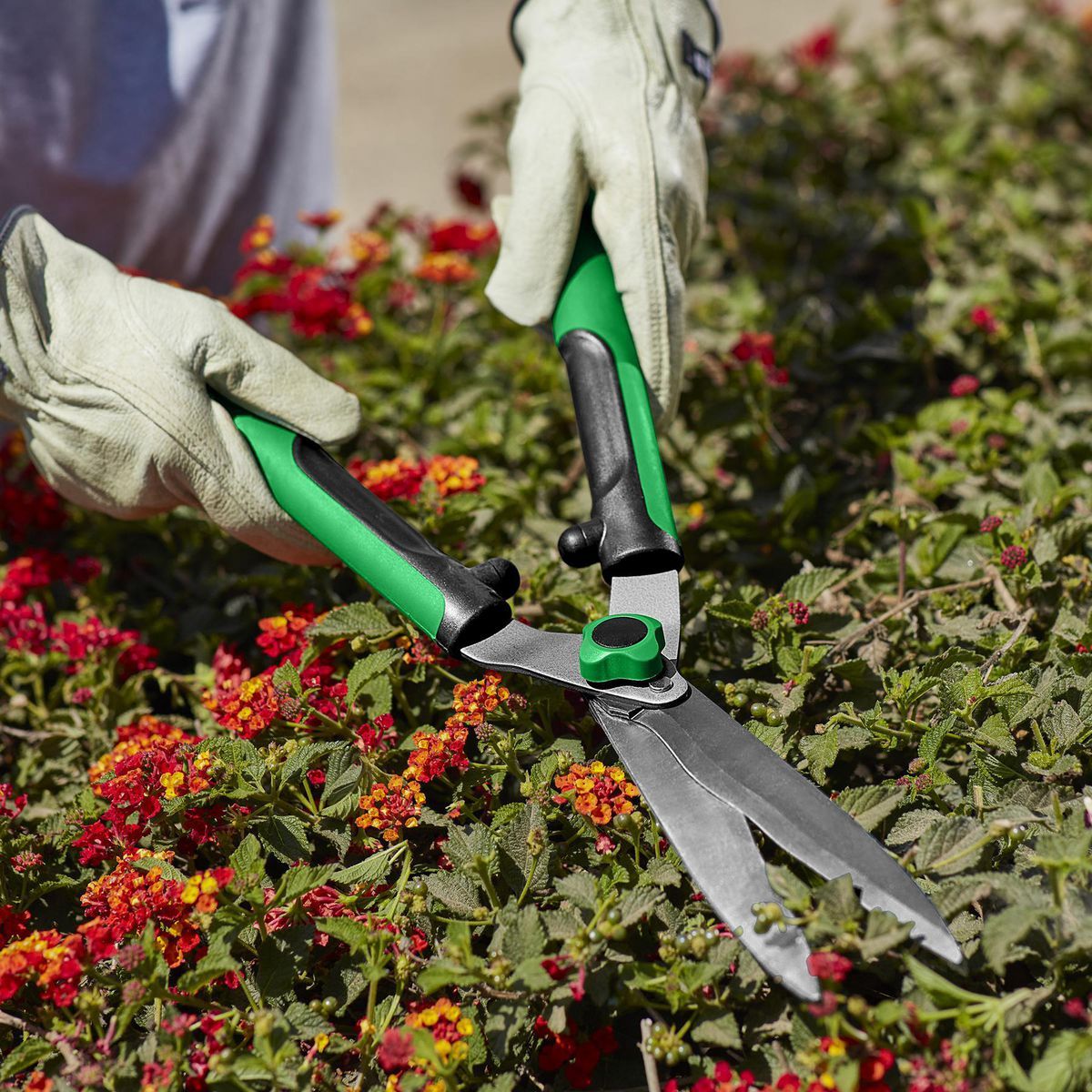 22 In. Hedge Shears with Wavy Blade Q94503