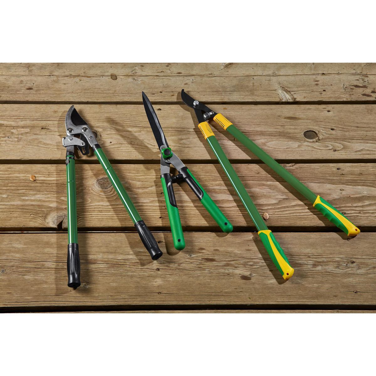 22 In. Hedge Shears with Wavy Blade Q94503