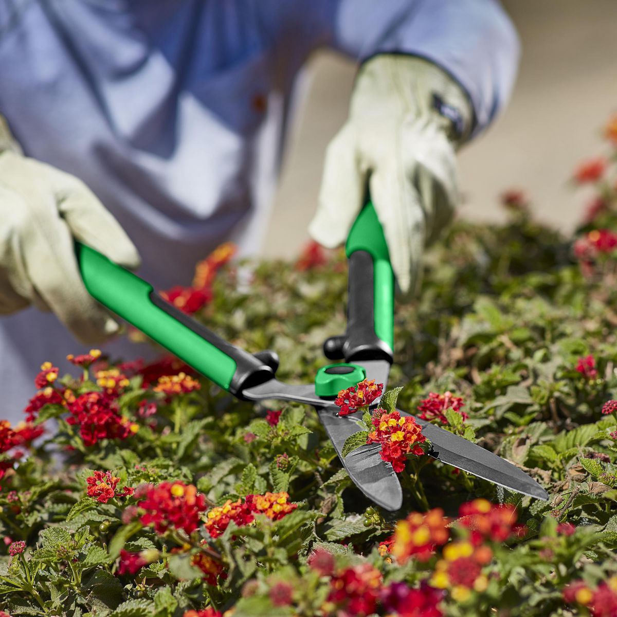 22 In. Hedge Shears with Wavy Blade Q94503