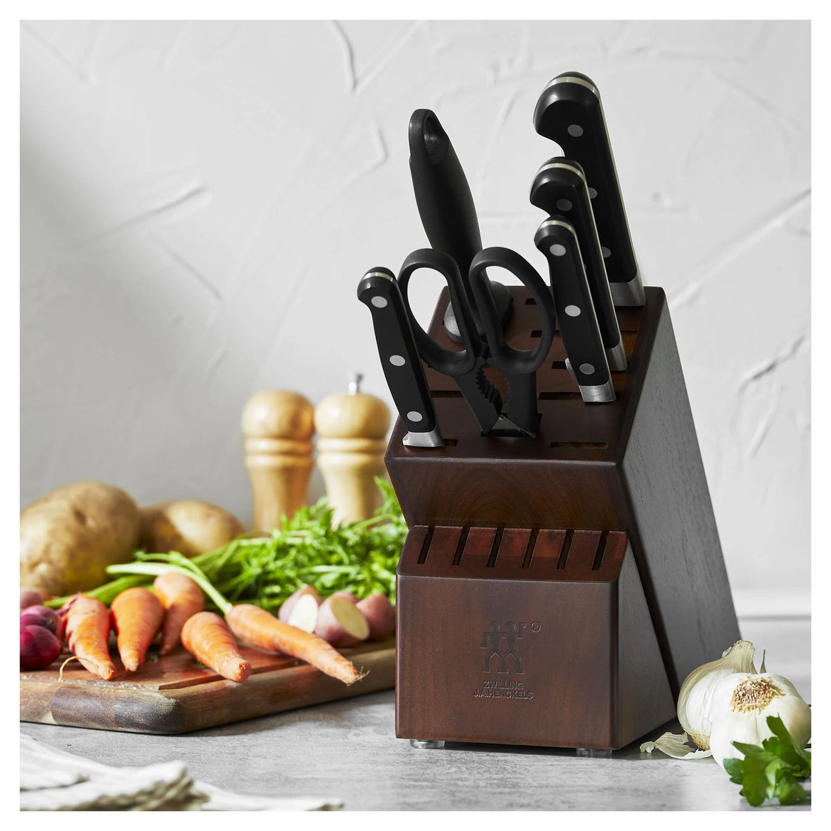 7pc Knife Set in Walnut Block T42307